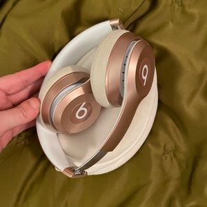 Rose Gold Wireless Solo1 Beatz by Dre
